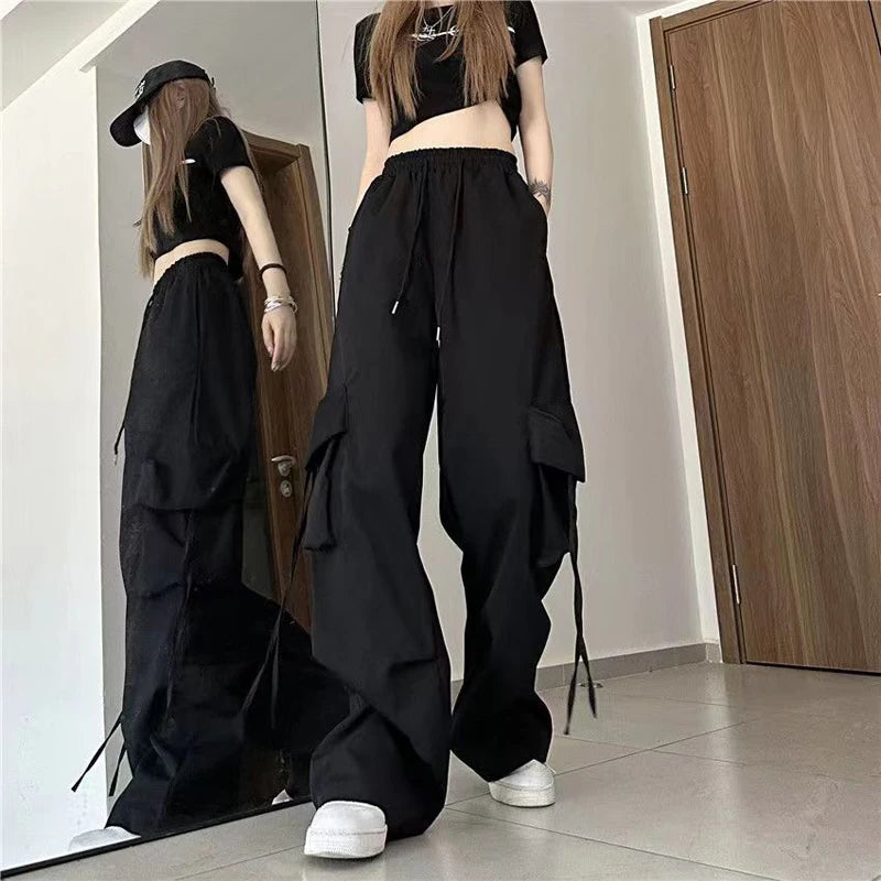Trendy women’s Y2K cargo pants with oversized pockets, drawstring waist, and a baggy streetwear black 6