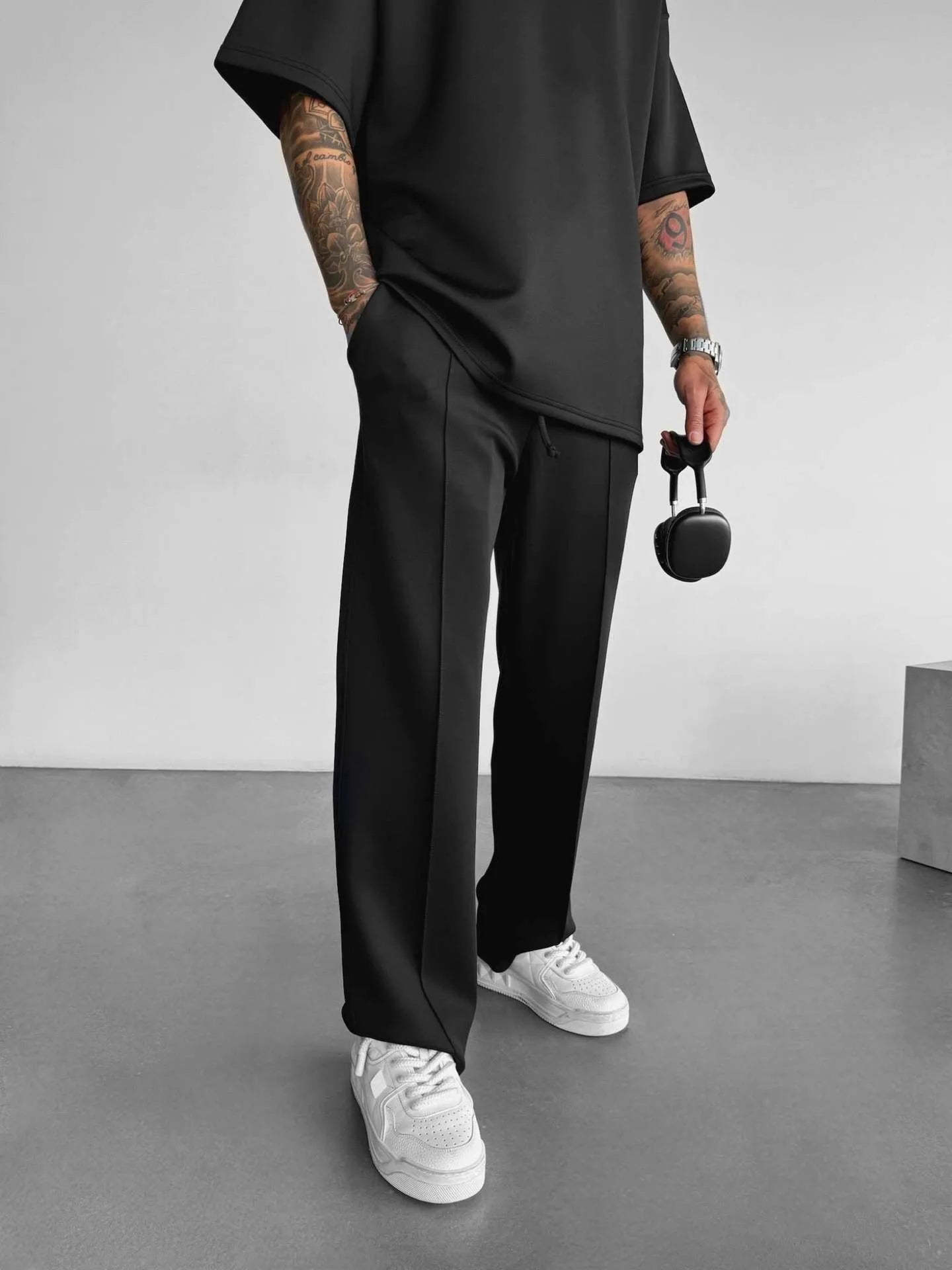Men’s casual solid-color pants with elastic waist, drawstring closure, and side pockets black